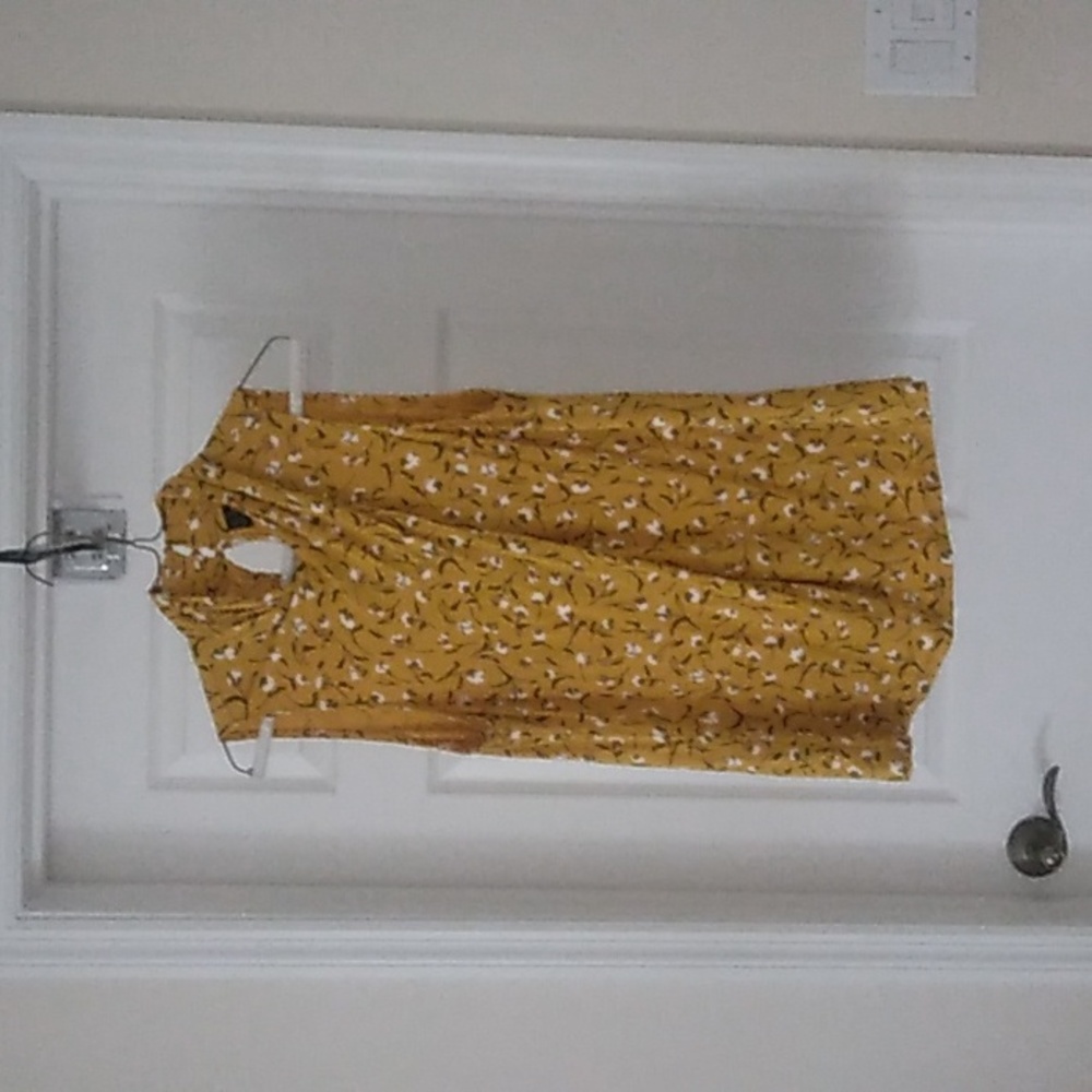 2- Womens sleeveless tops Medium
